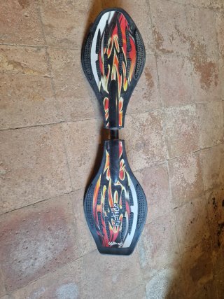 Patinete Waveboard con diseño de llamas