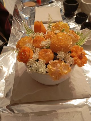 Velas decorativas florales naranjas y amarillas
