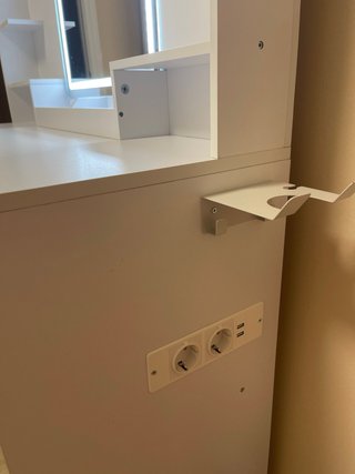 Tocador blanco con espejo iluminado LED y enchufes