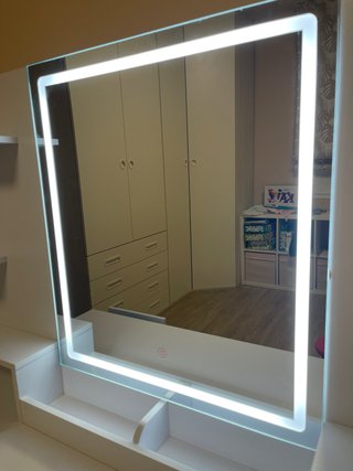 Tocador blanco con espejo iluminado LED y enchufes