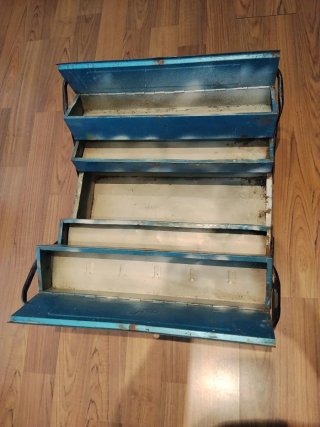 Caja de herramientas azul vintage