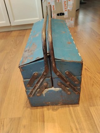 Caja de herramientas azul vintage