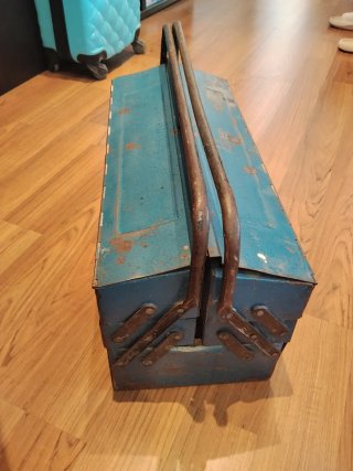 Caja de herramientas azul vintage