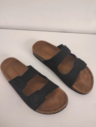 Sandalias negras con hebillas