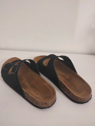 Sandalias negras con hebillas