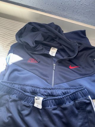 Conjunto Chándal Nike Repeat Poly Azul/Rojo tallaM