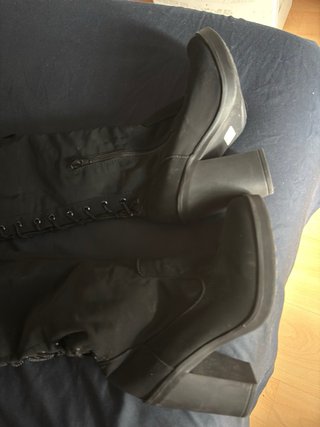 Botas altas negras con cordones