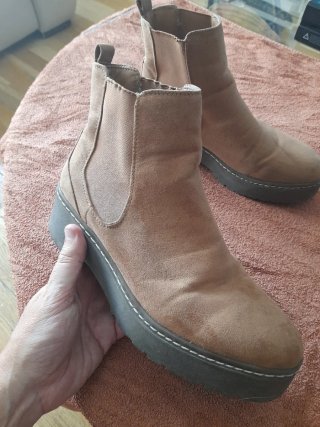 Botines ante beige, muy bonitos y con poco tacón