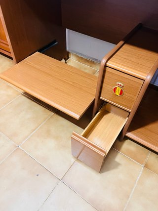 Escritorio ordenador con ruedas y bandejas