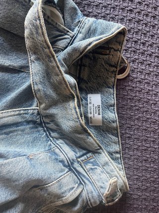 Pantalones vaqueros anchos de mujer. Bershka T.32
