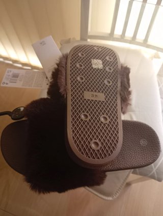 Chanclas a estrenar marrón