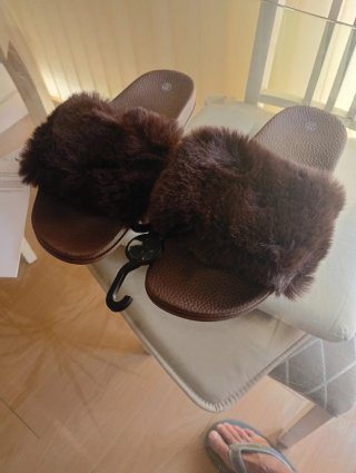 Chanclas a estrenar marrón