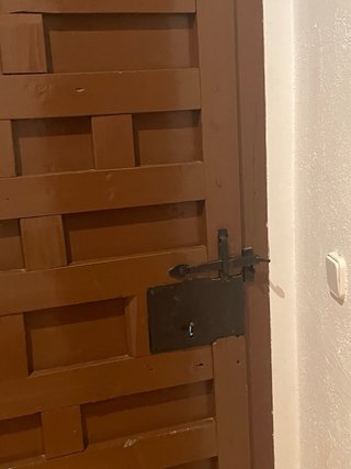 Puerta antigua de madera con cerradura