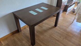 Mesa de comedor de madera con detalles de cristal