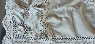 Tovaglietta floreale con bordo uncinetto