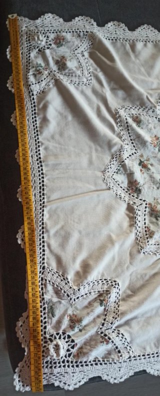 Tovaglietta floreale con bordo uncinetto