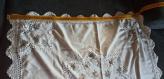 Tovaglietta floreale con bordo uncinetto