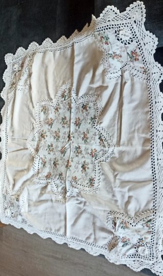 Tovaglietta floreale con bordo uncinetto