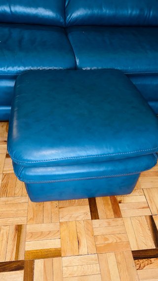 Sofá de cuero azul + reposapiés