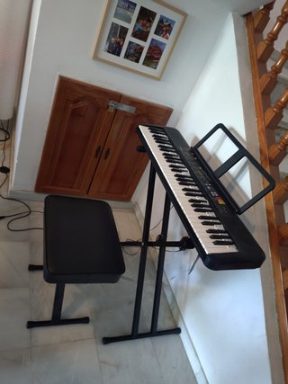Teclado Yamaha PSR-F52 con soporte y taburete