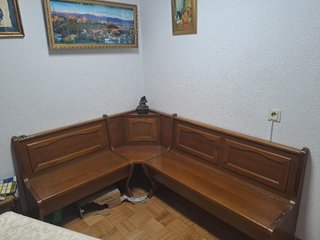 Banco de esquina de madera con armario