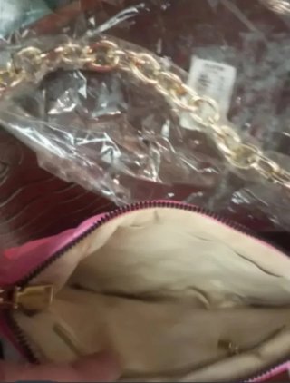 Bolso rosa acolchado con cadena dorada