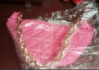 Bolso rosa acolchado con cadena dorada