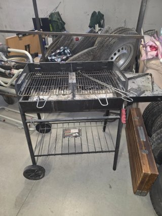 Barbacoa de carbón con ruedas