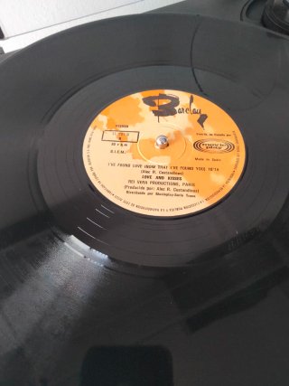 Vinilo LOVE AND KISSES