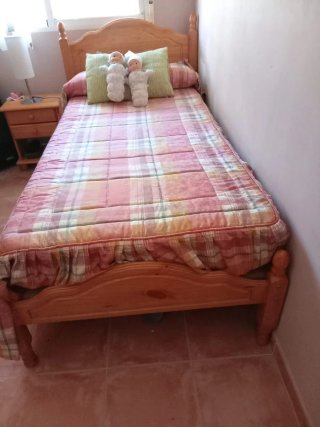 Cama90(láminas)+mesita+colchon. Pino. Buen estado.