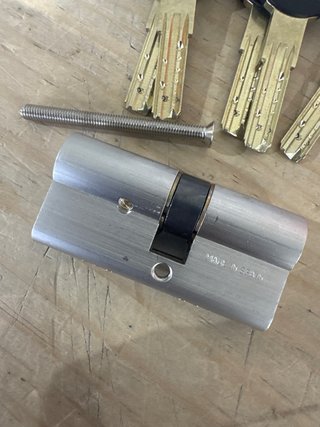 Cerradura Tesa con 3 llaves y tornillo