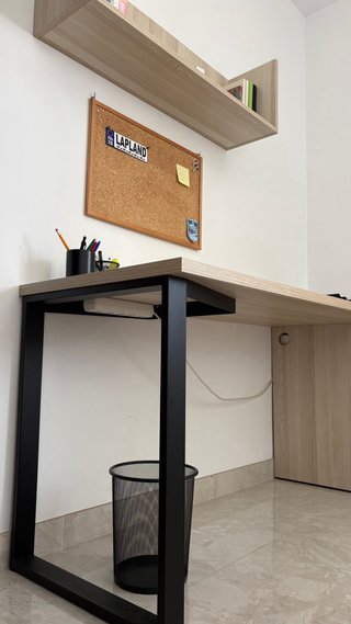Escritorio con tocador y estante
