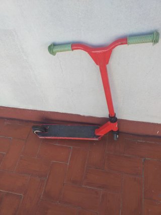 Patinete infantil rojo y verde