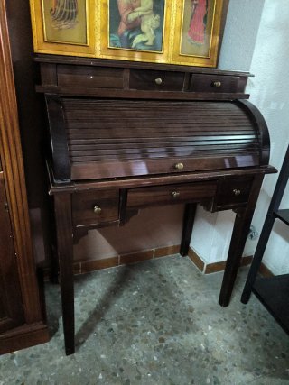 Escritorio de madera con persiana