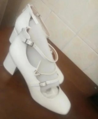 Zapatos blancos de vestir con tiras a estrenar