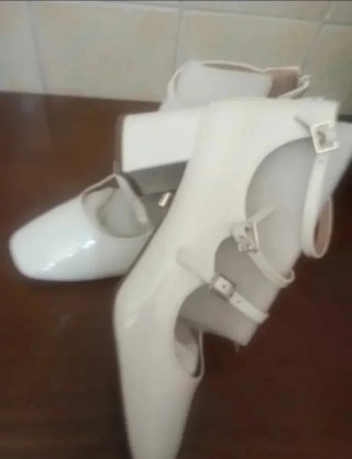 Zapatos blancos de vestir con tiras a estrenar