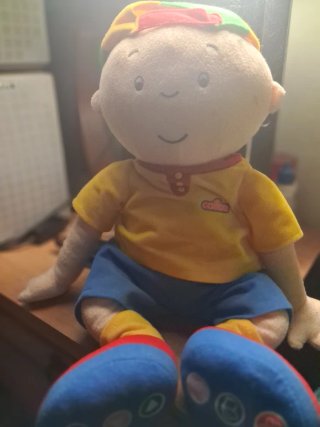 Peluche Caillou educativo