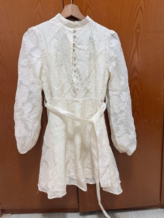 Vestido beige con cinturón