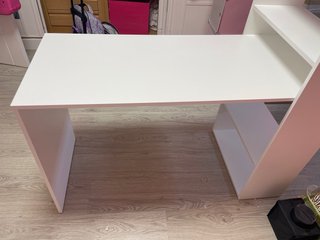Escritorio juvenil blanco con estantería