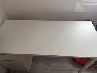 Mesa escritorio blanca con cajones