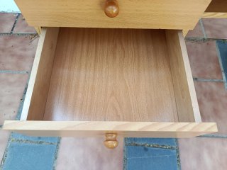 Mesa de estudio de madera.Se recoge en Ugena