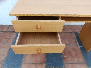 Mesa de estudio de madera.Se recoge en Ugena