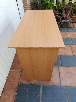 Mesa de estudio de madera.Se recoge en Ugena