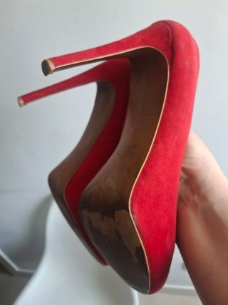 Zapatos de tacón rojos