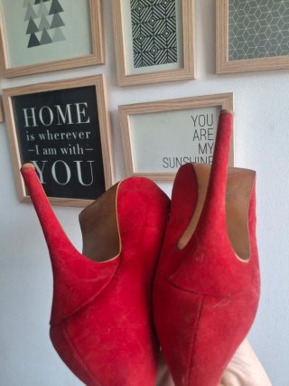 Zapatos de tacón rojos