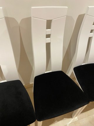 Juego de 4 sillas de comedor blancas y negras