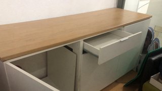 Conjunto de cocina blanco y con encimera de madera