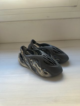 Zapatillas deportivas grises y multicolor