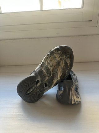 Zapatillas deportivas grises y multicolor