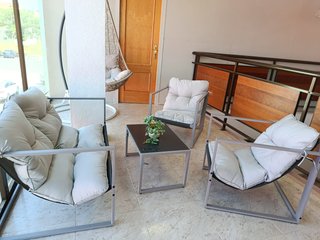 Conjunto Terraza: Sofá, Mesa y 2 Sillas
